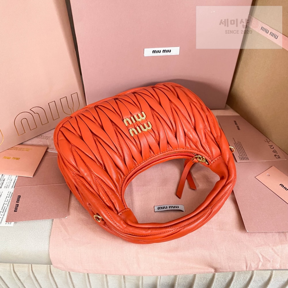 Miu Miu Miu Miu Wander Matelasse Nappa Leather Hobo Bag 3번 이미지