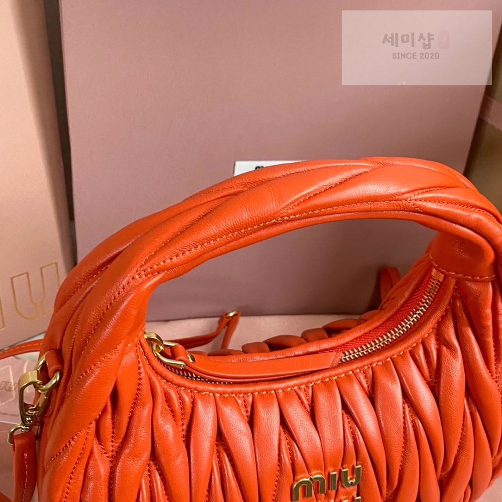 Miu Miu Miu Miu Wander Matelasse Nappa Leather Hobo Bag 4번 이미지
