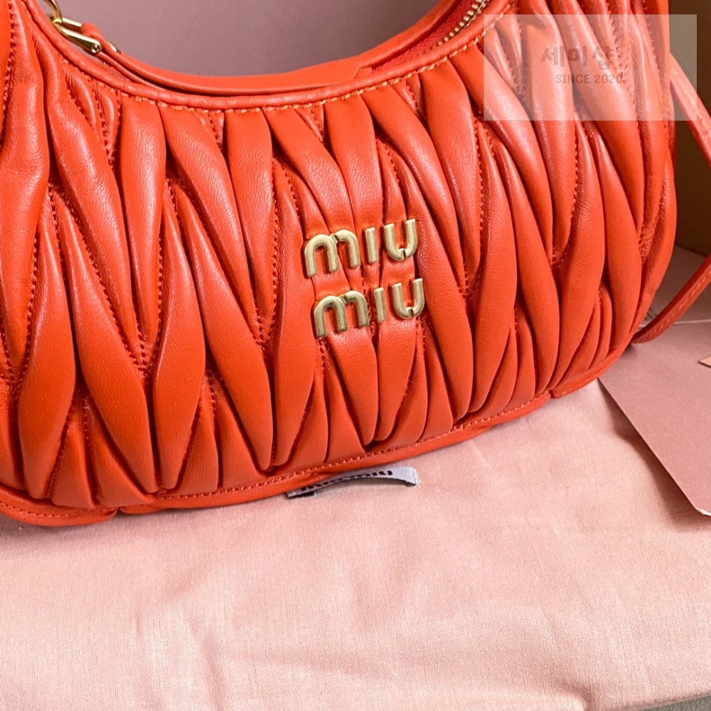 Miu Miu Miu Miu Wander Matelasse Nappa Leather Hobo Bag 5번 이미지