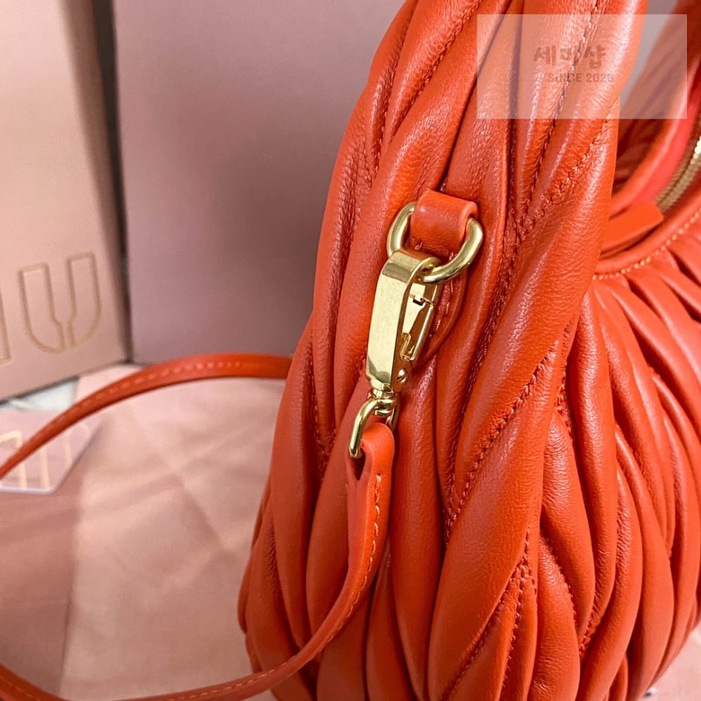 Miu Miu Miu Miu Wander Matelasse Nappa Leather Hobo Bag 6번 이미지