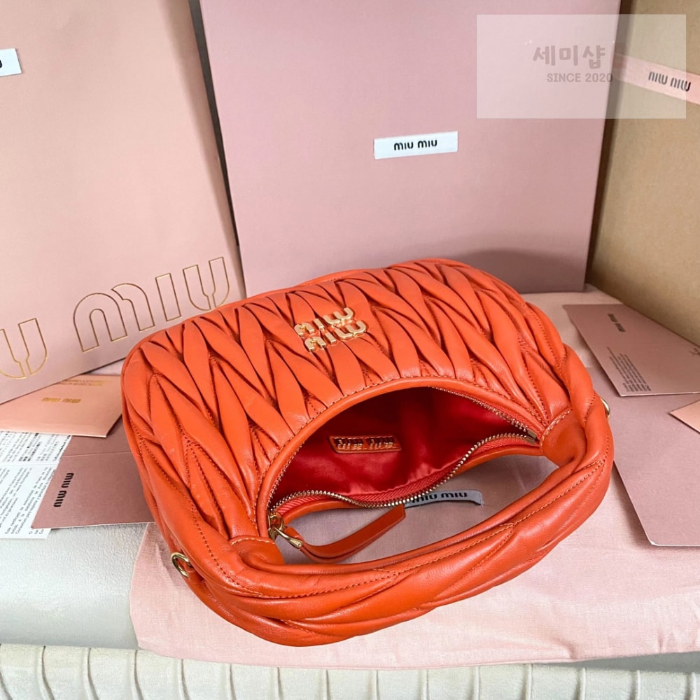 Miu Miu Miu Miu Wander Matelasse Nappa Leather Hobo Bag 7번 이미지