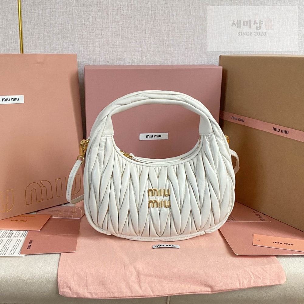 Miu Miu Miu Miu Wander Matelasse Nappa Leather Hobo Bag 8번 이미지