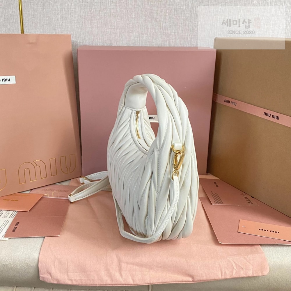 Miu Miu Miu Miu Wander Matelasse Nappa Leather Hobo Bag 1번 이미지