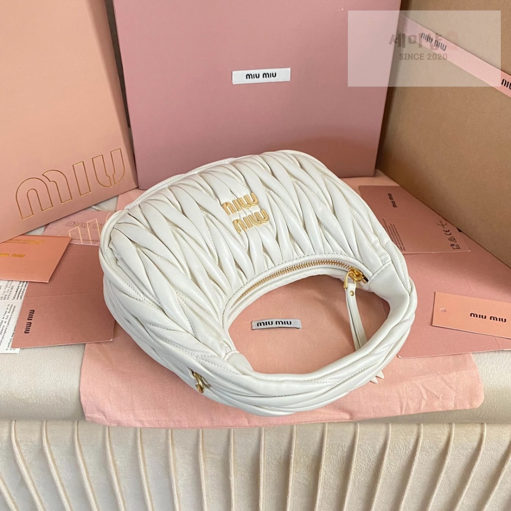 Miu Miu Miu Miu Wander Matelasse Nappa Leather Hobo Bag 7번 이미지
