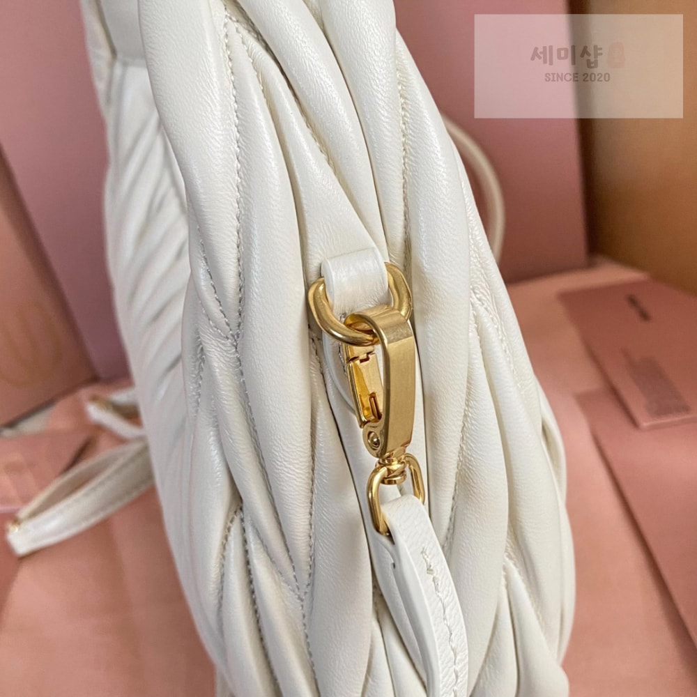 Miu Miu Miu Miu Wander Matelasse Nappa Leather Hobo Bag 2번 이미지