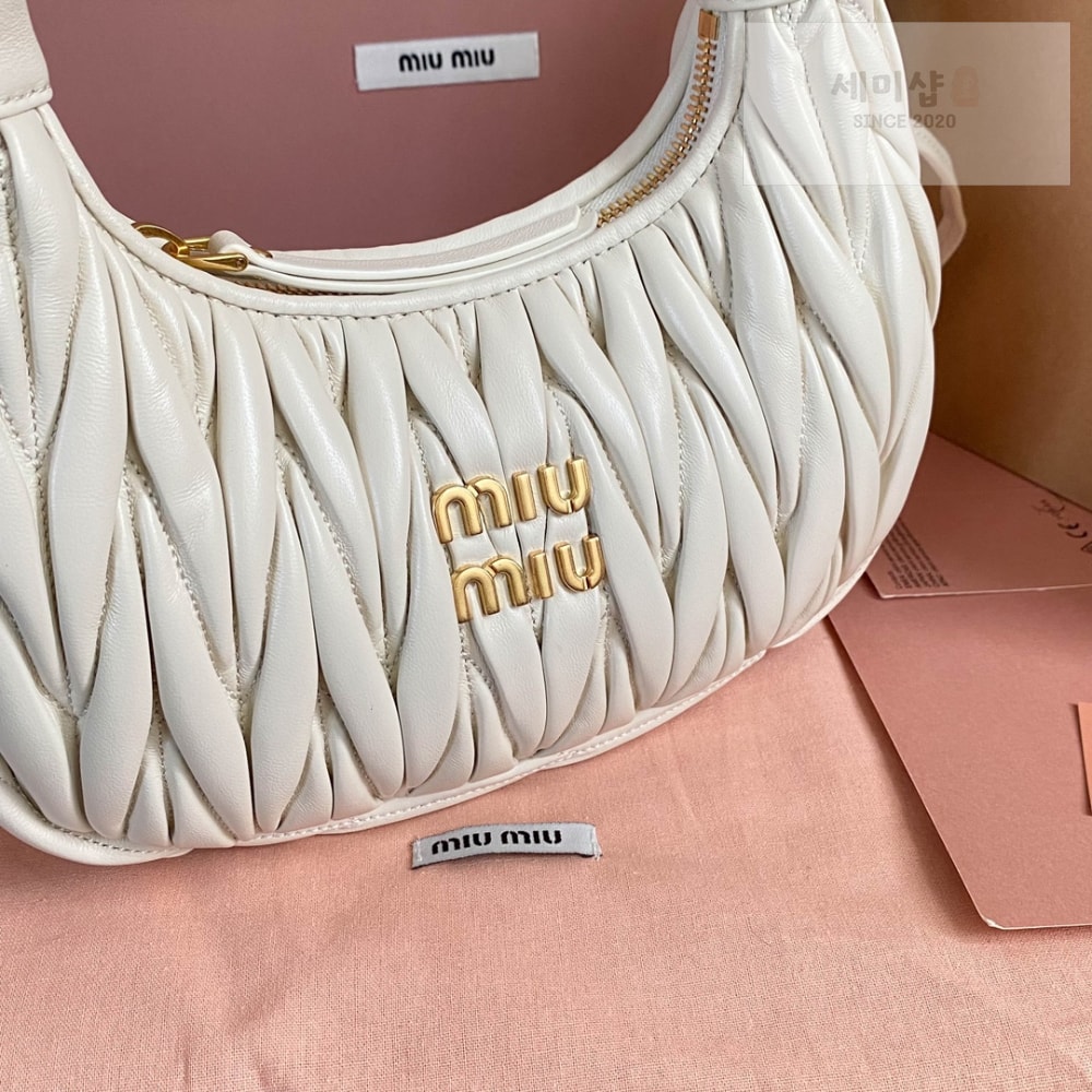 Miu Miu Miu Miu Wander Matelasse Nappa Leather Hobo Bag 3번 이미지