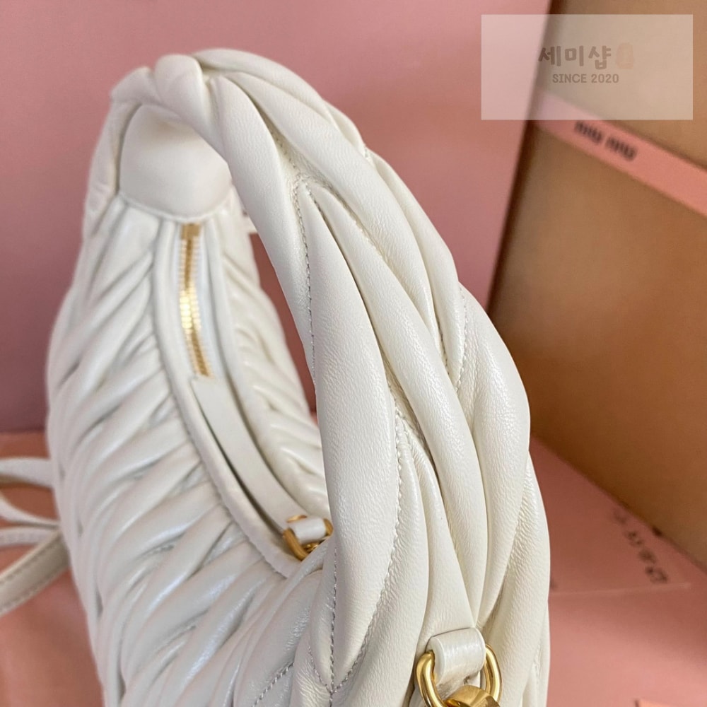 Miu Miu Miu Miu Wander Matelasse Nappa Leather Hobo Bag 5번 이미지