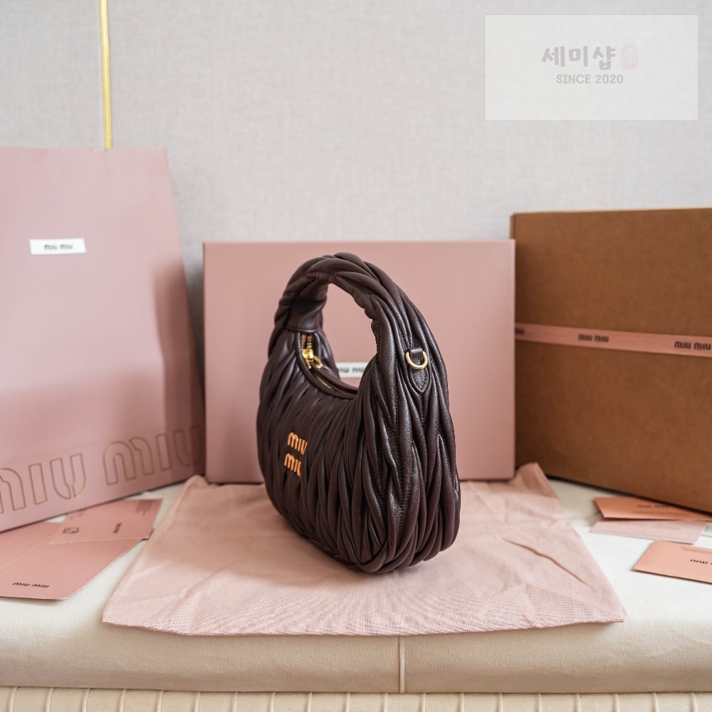 Miu Miu Miu Miu Wander Matelasse Nappa Leather Hobo Bag 2번 이미지