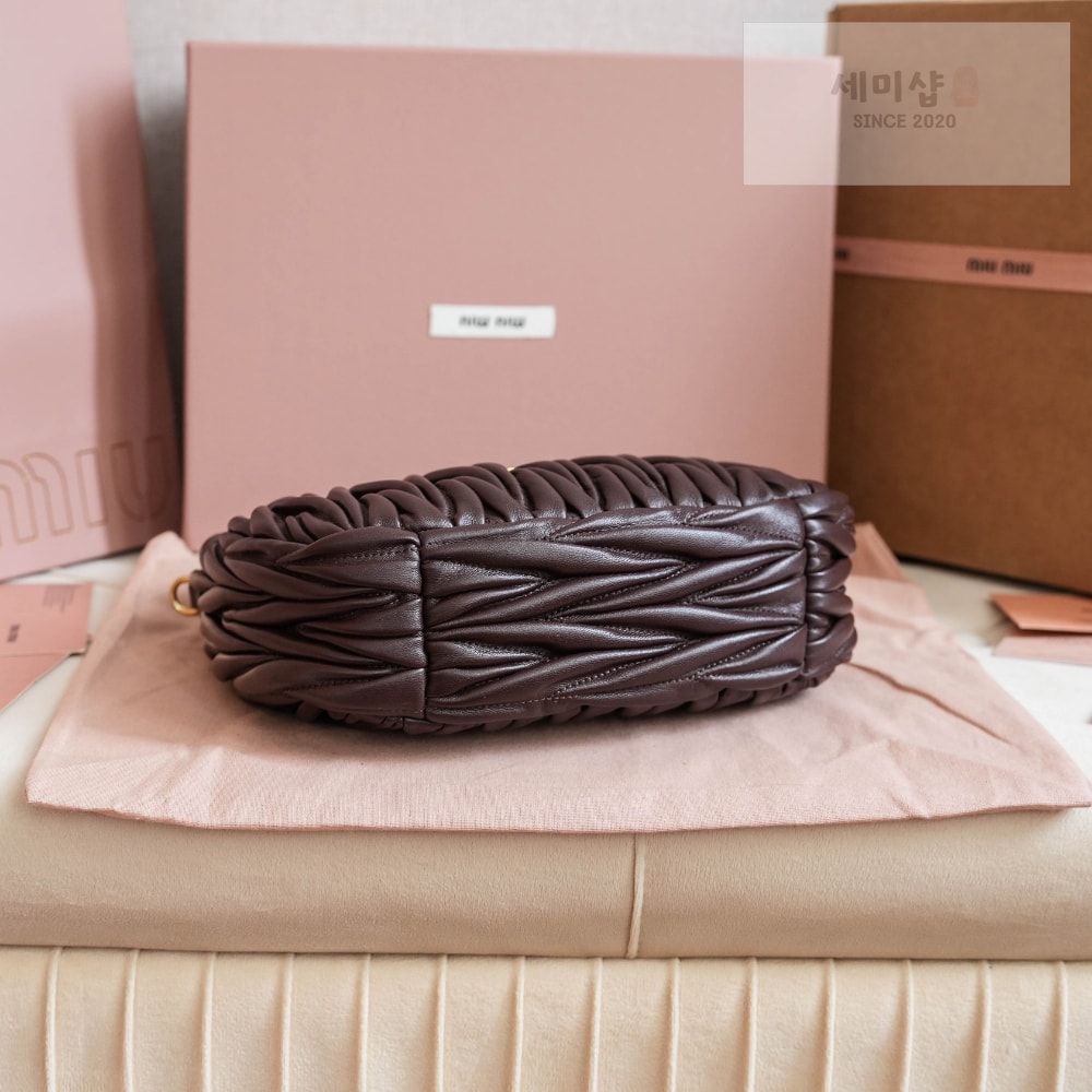Miu Miu Miu Miu Wander Matelasse Nappa Leather Hobo Bag 3번 이미지