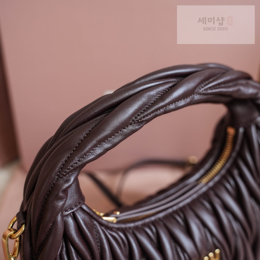 Miu Miu Miu Miu Wander Matelasse Nappa Leather Hobo Bag 4번 이미지