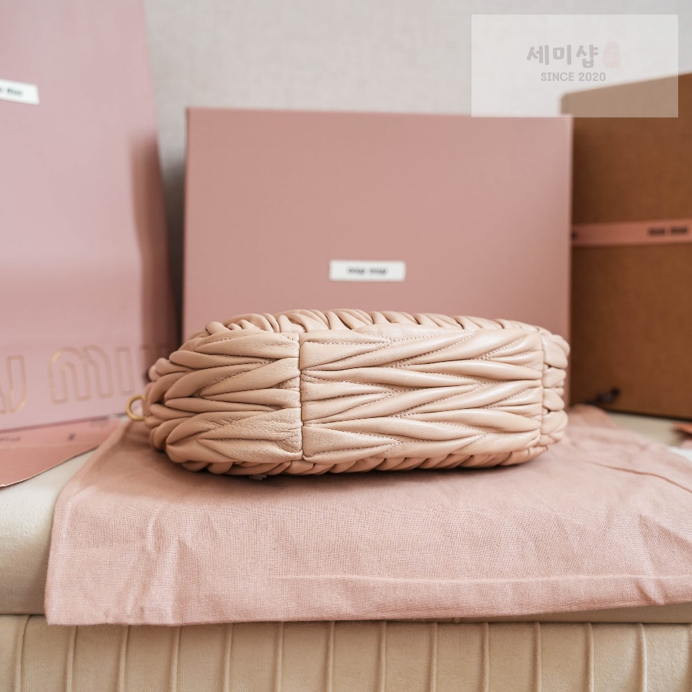 Miu Miu Miu Miu Wander Matelasse Nappa Leather Hobo Bag 2번 이미지