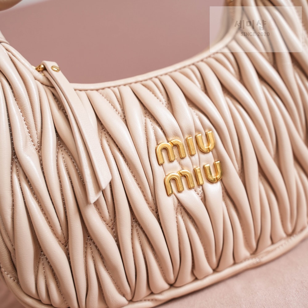 Miu Miu Miu Miu Wander Matelasse Nappa Leather Hobo Bag 3번 이미지
