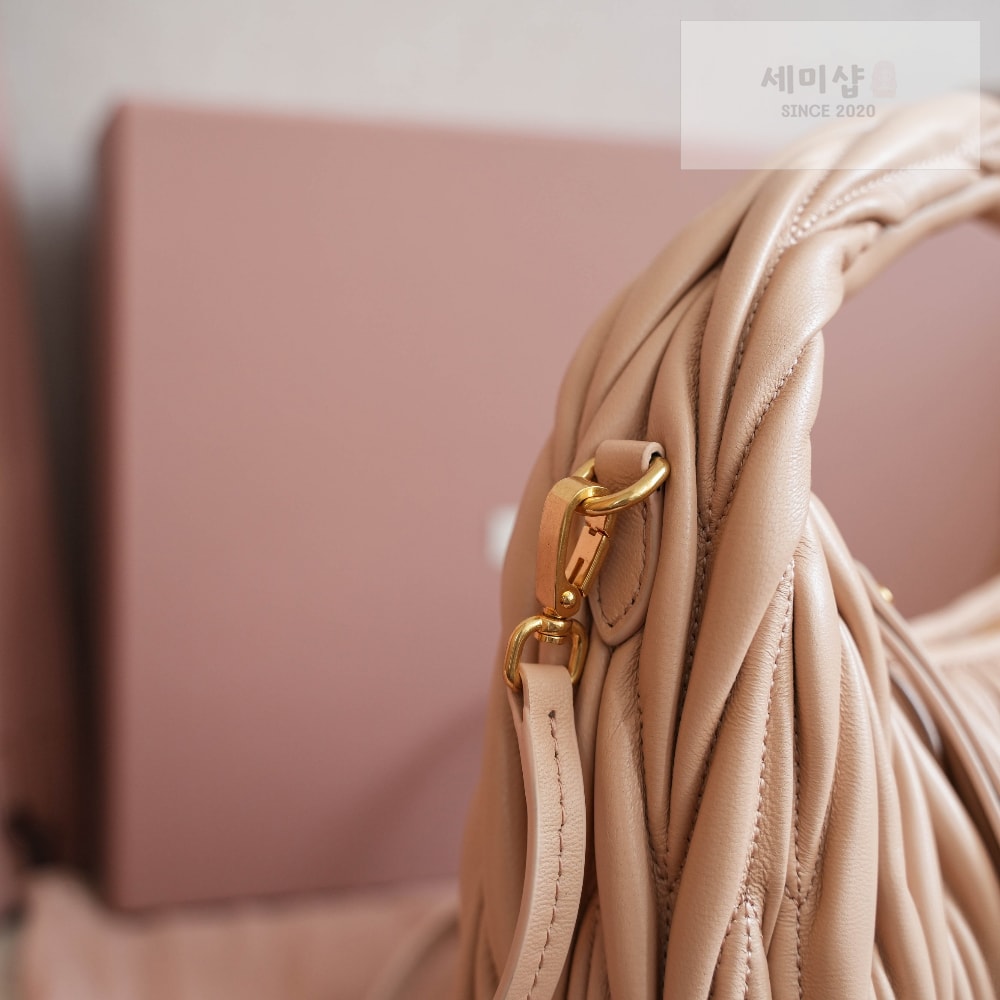 Miu Miu Miu Miu Wander Matelasse Nappa Leather Hobo Bag 4번 이미지