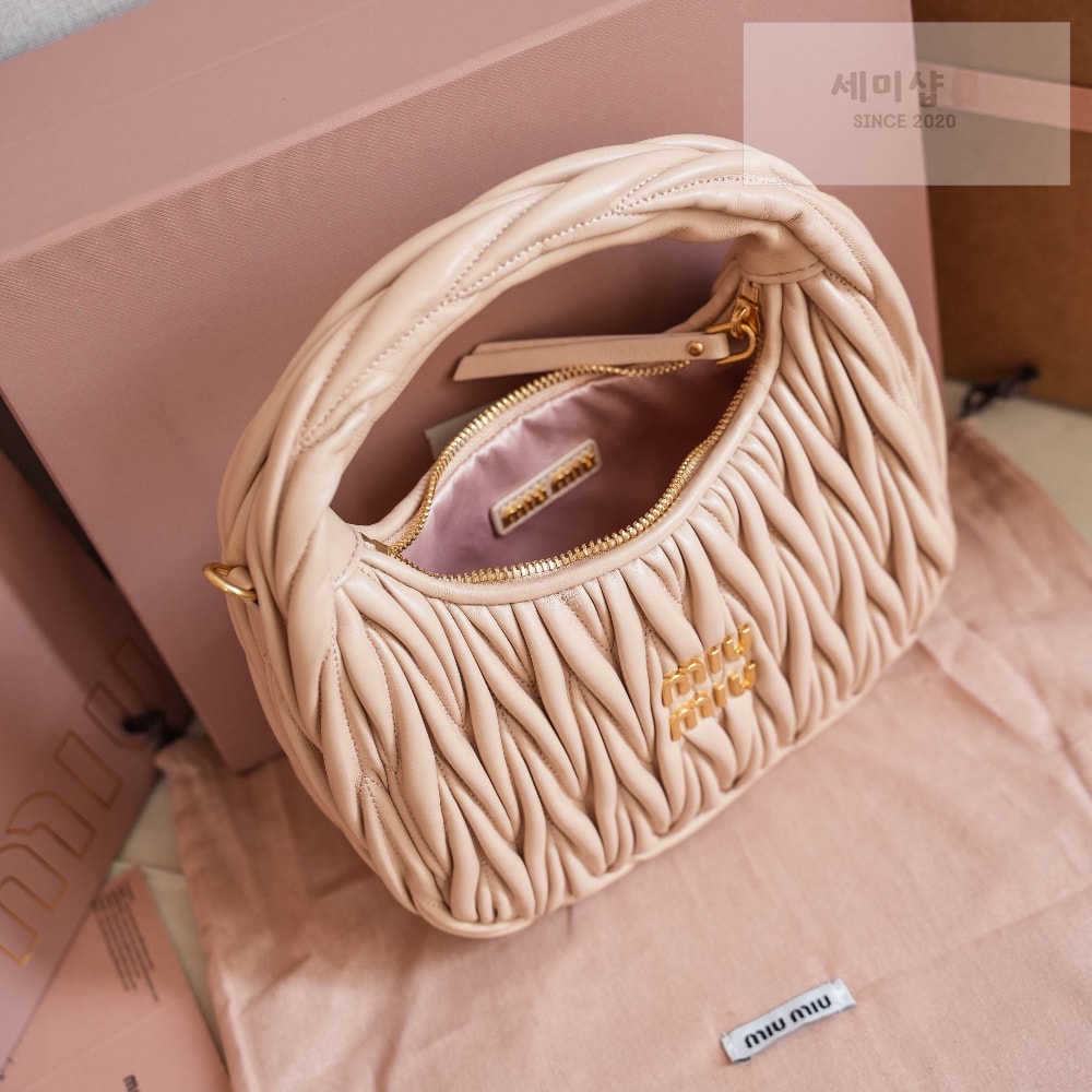 Miu Miu Miu Miu Wander Matelasse Nappa Leather Hobo Bag 6번 이미지