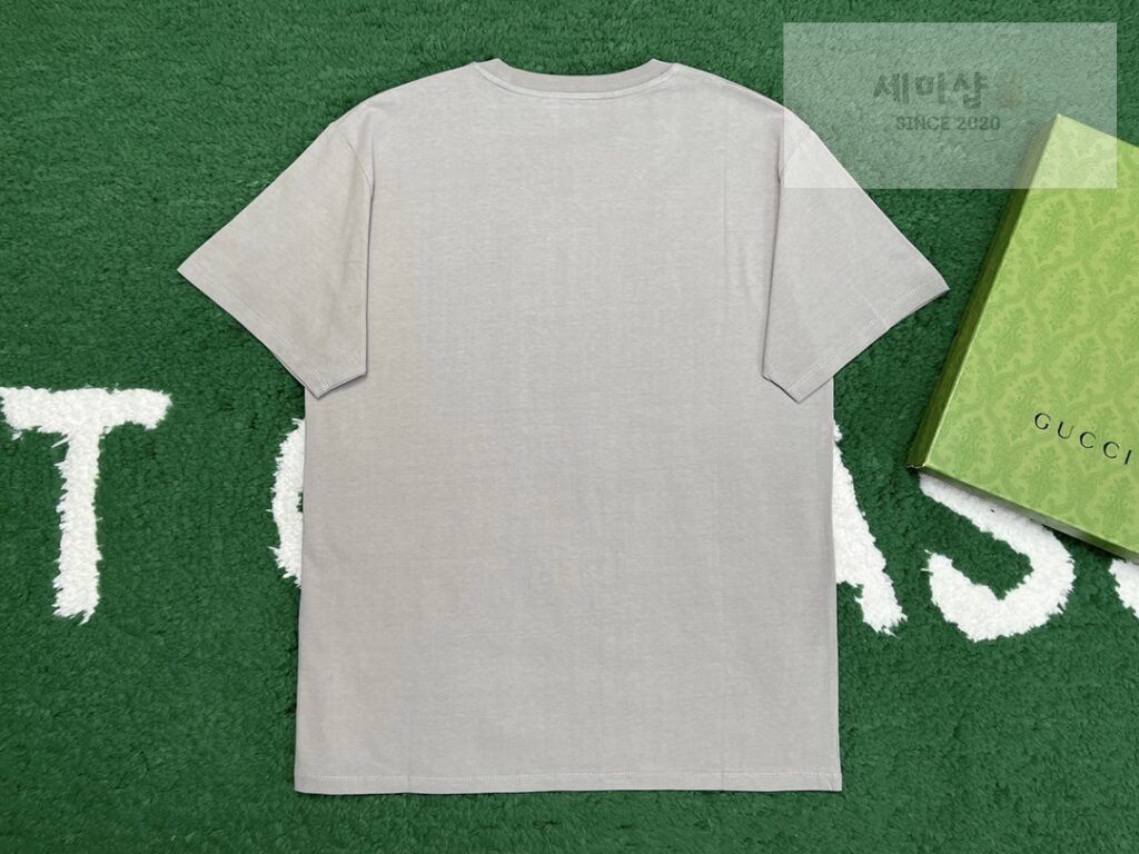 Gucci 구찌 위드 레트로 프린트 반팔 티셔츠 라이트 그레이 의류 2번 이미지