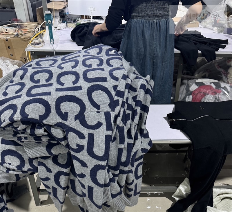 Gucci 구찌 GG로고 올오버 자카드 V넥 가디건 의류 15번 이미지
