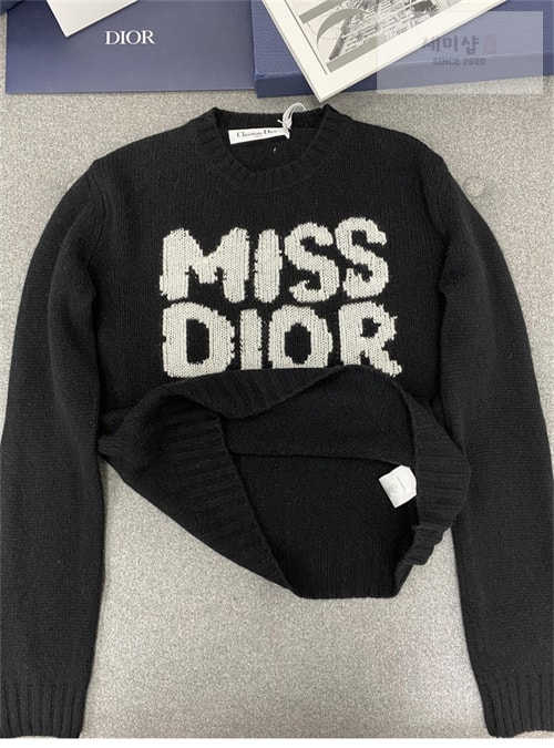 D I O R 디올 Miss Dior Graffiti 모티프 캐시미어 실크 스웨터 3컬러 의류 31번 이미지