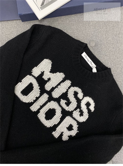 D I O R 디올 Miss Dior Graffiti 모티프 캐시미어 실크 스웨터 3컬러 의류 9번 이미지