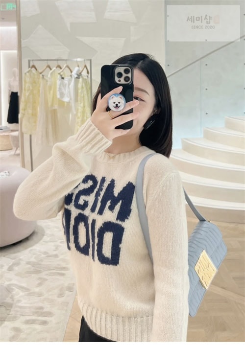 D I O R 디올 Miss Dior Graffiti 모티프 캐시미어 실크 스웨터 3컬러 의류 26번 이미지