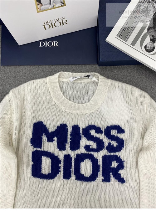 D I O R 디올 Miss Dior Graffiti 모티프 캐시미어 실크 스웨터 3컬러 의류 16번 이미지