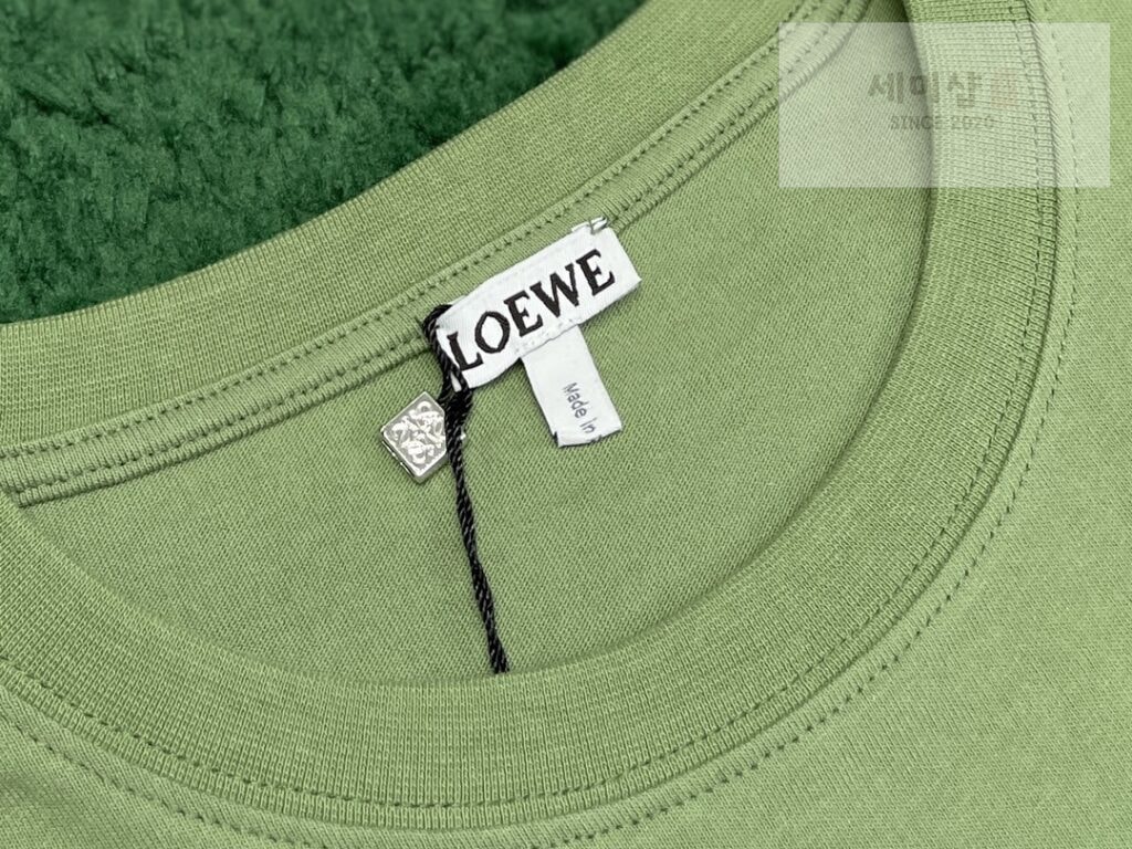 Loewe 로에베 아나그램 엠보싱 로고 자수 반팔 티셔츠 “3COLOR” KHAKI 의류 4번 이미지