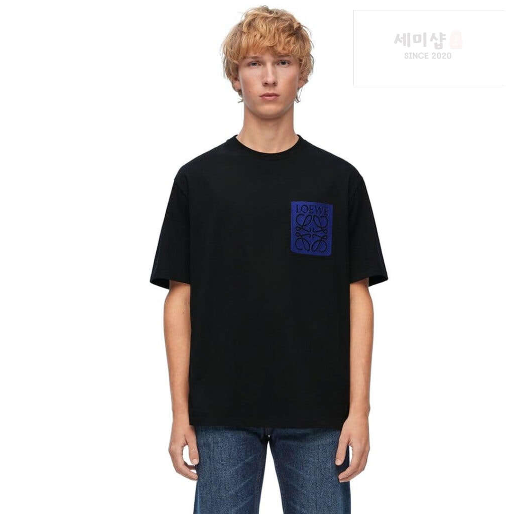 Loewe 로에베 24SS 아나그램 패치 페이크 포켓 코튼 저지 반팔 티셔츠 “3COLOR” BLACK 의류 22번 이미지