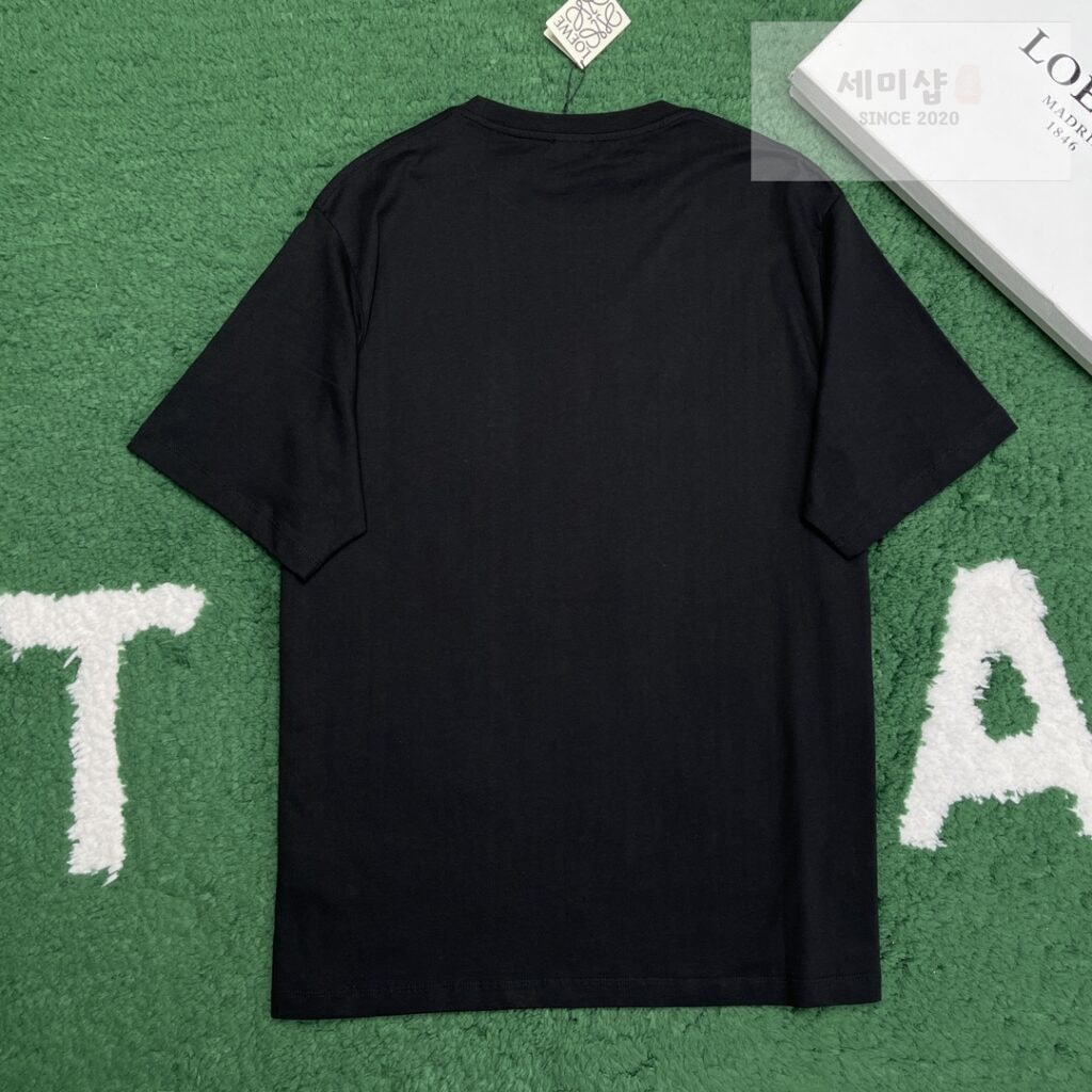 Loewe 로에베 24SS 아나그램 패치 페이크 포켓 코튼 저지 반팔 티셔츠 “3COLOR” BLACK 의류 3번 이미지