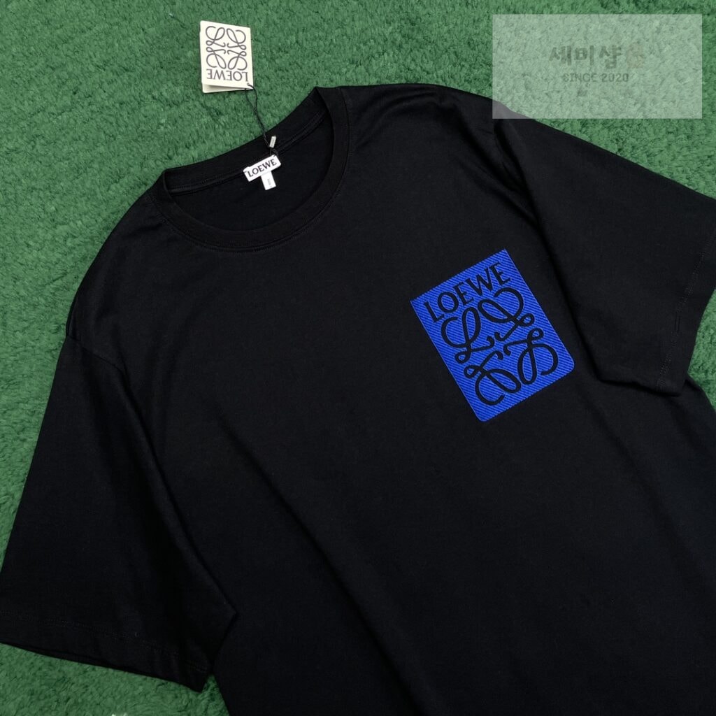 Loewe 로에베 24SS 아나그램 패치 페이크 포켓 코튼 저지 반팔 티셔츠 “3COLOR” BLACK 의류 4번 이미지
