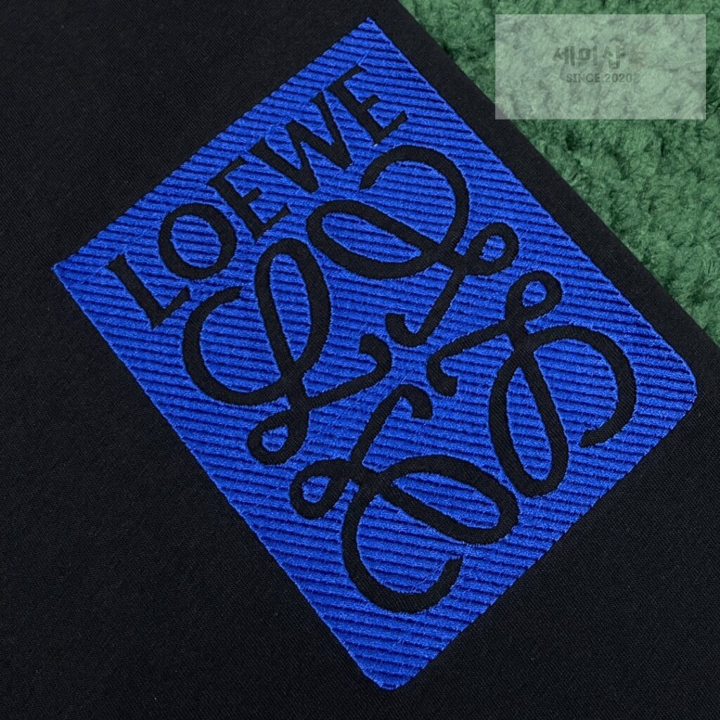 Loewe 로에베 24SS 아나그램 패치 페이크 포켓 코튼 저지 반팔 티셔츠 “3COLOR” BLACK 의류 6번 이미지