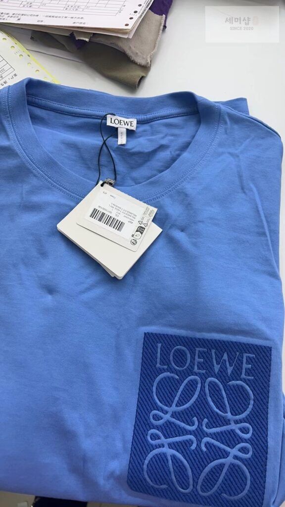 Loewe 로에베 24SS 아나그램 패치 페이크 포켓 코튼 저지 반팔 티셔츠 “3COLOR” BLACK 의류 17번 이미지