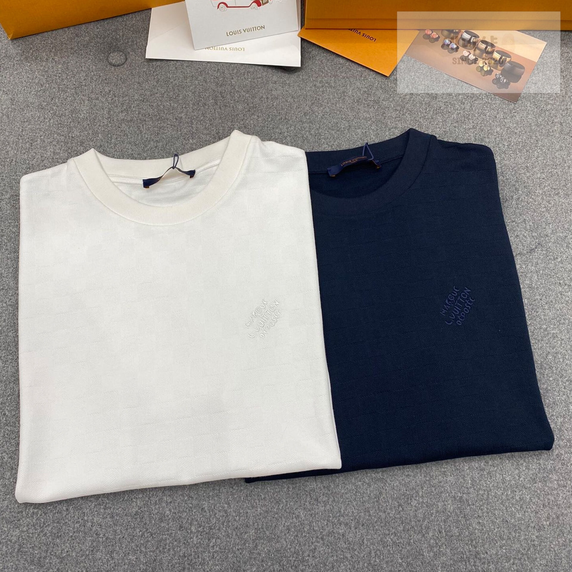 Louis Vuitton 루이비통 다미에 모노그램 피케 반팔 티셔츠 “2COLOR” 네이비 의류 1번 이미지
