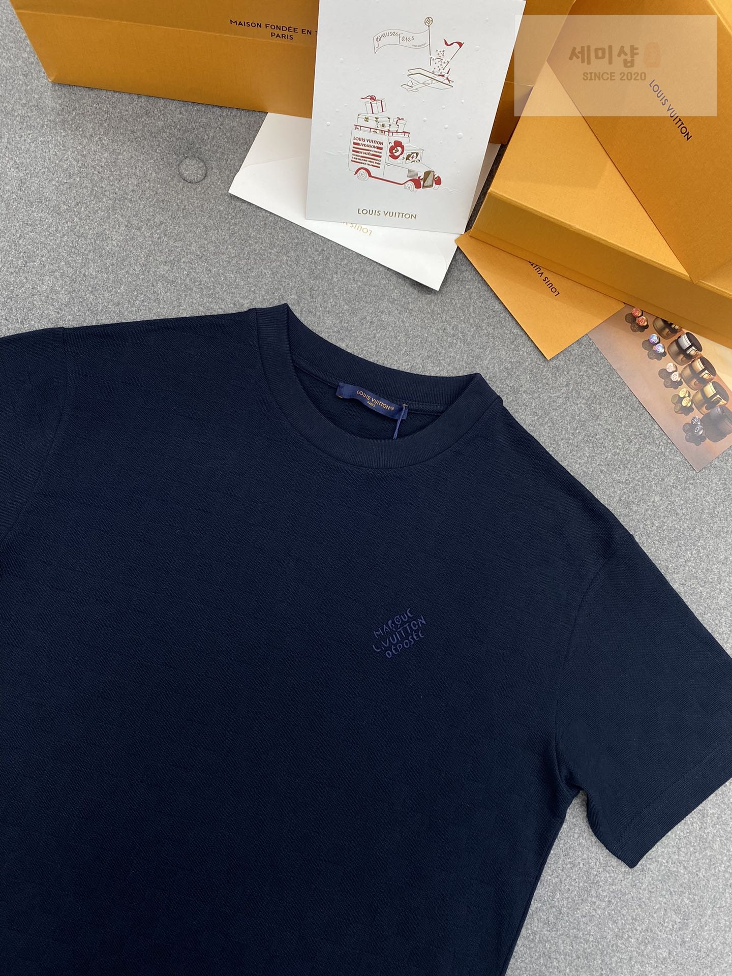 Louis Vuitton 루이비통 다미에 모노그램 피케 반팔 티셔츠 “2COLOR” 네이비 의류 16번 이미지