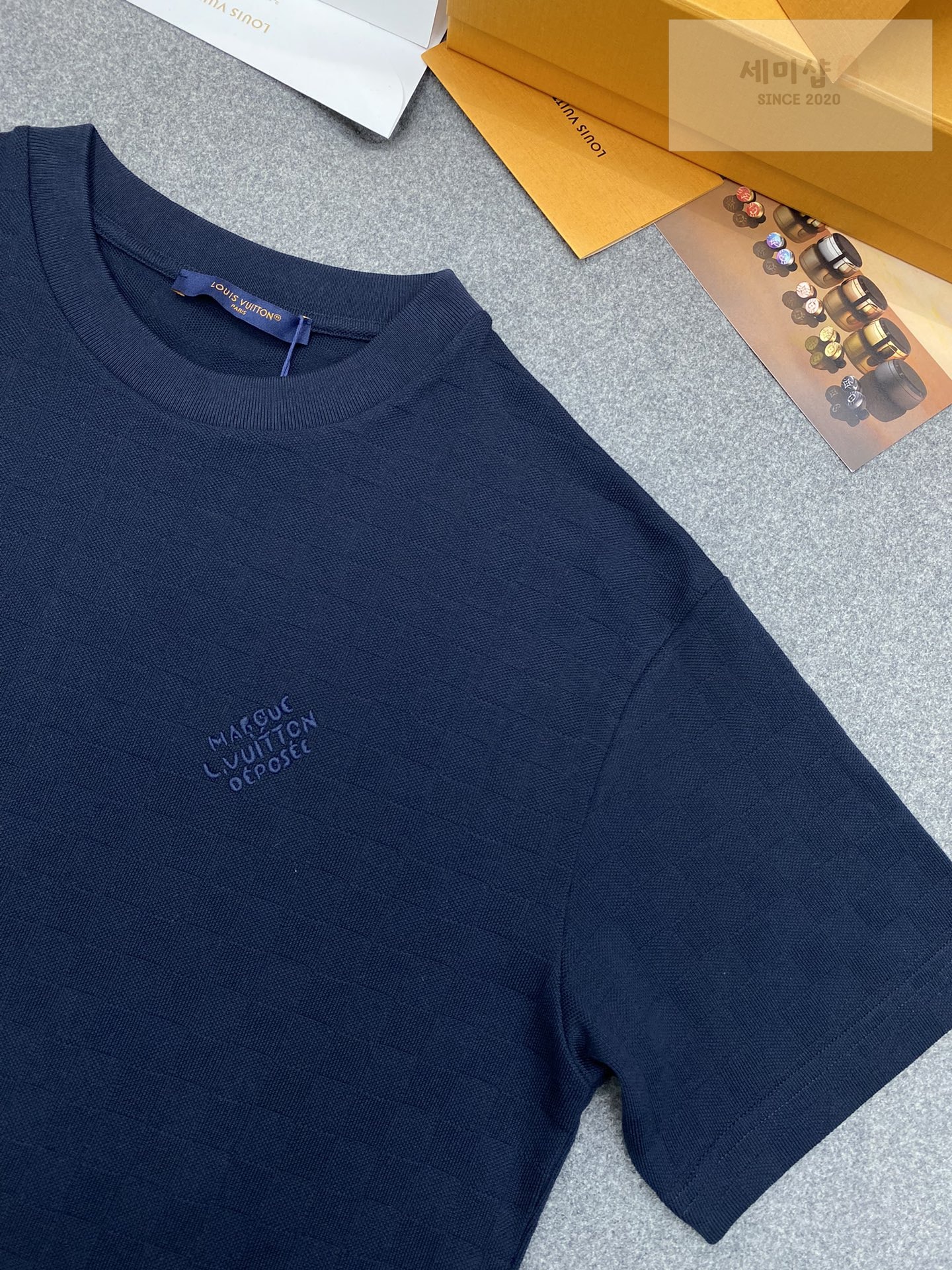 Louis Vuitton 루이비통 다미에 모노그램 피케 반팔 티셔츠 “2COLOR” 네이비 의류 4번 이미지