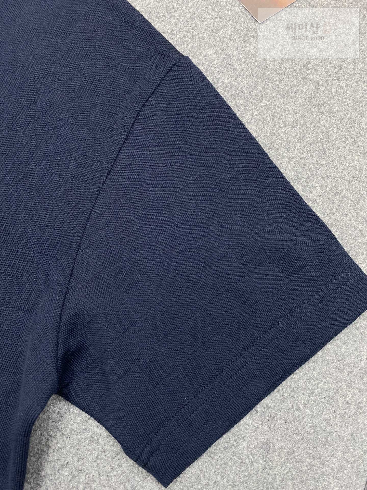 Louis Vuitton 루이비통 다미에 모노그램 피케 반팔 티셔츠 “2COLOR” 네이비 의류 6번 이미지