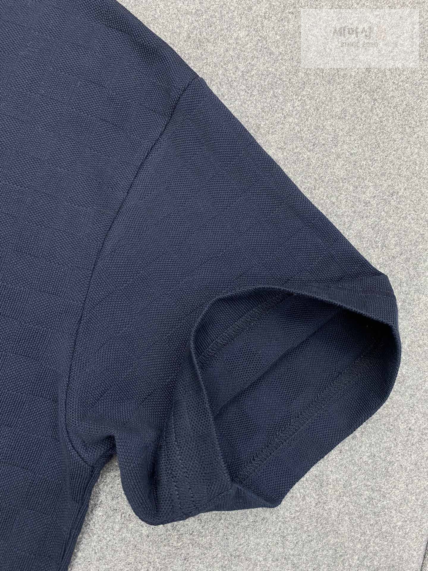 Louis Vuitton 루이비통 다미에 모노그램 피케 반팔 티셔츠 “2COLOR” 네이비 의류 7번 이미지
