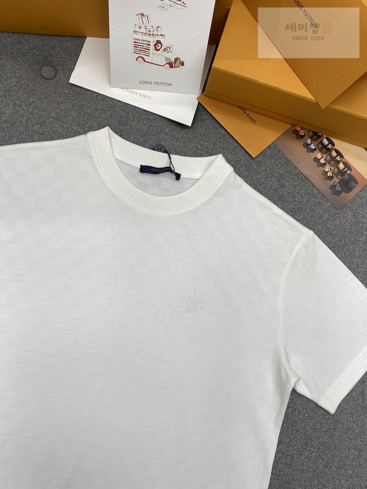 Louis Vuitton 루이비통 다미에 모노그램 피케 반팔 티셔츠 “2COLOR” 네이비 의류 10번 이미지