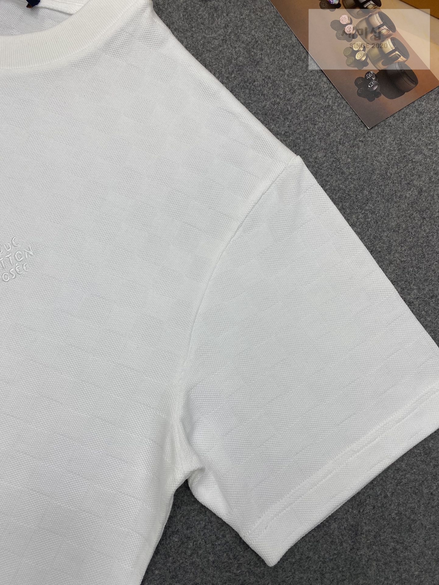 Louis Vuitton 루이비통 다미에 모노그램 피케 반팔 티셔츠 “2COLOR” 네이비 의류 13번 이미지