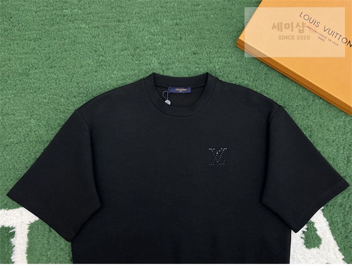 Louis Vuitton 루이비통 라인스톤 LV 엠벨리시드 저지 반팔 티셔츠 의류 5번 이미지