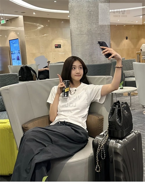 Louis Vuitton 루이비통 로고 프린트 티셔츠 1A84CP 의류 15번 이미지