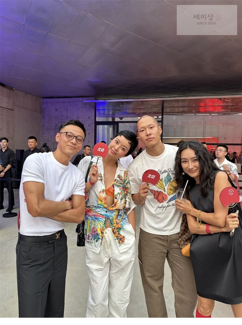 Louis Vuitton 루이비통 로고 프린트 티셔츠 1AFR49 의류 5번 이미지