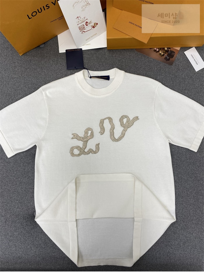 Louis Vuitton 루이비통 리본 LV 자수 반소매 코튼 크루넥 의류 18번 이미지
