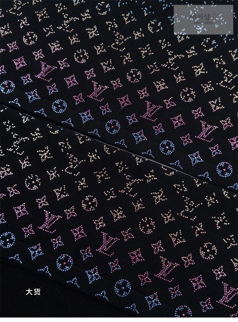Louis Vuitton 루이비통 모노그램 그라디언트 엠벨리시드 크루넥 반팔 티셔츠 의류 17번 이미지