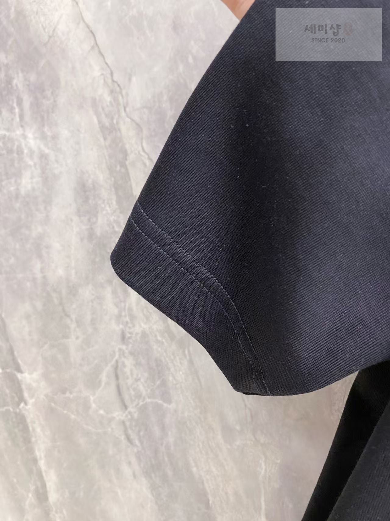루이비통 루이비통 모노그램 드리핑 플라워 티셔츠 블랙 의류 8번 이미지