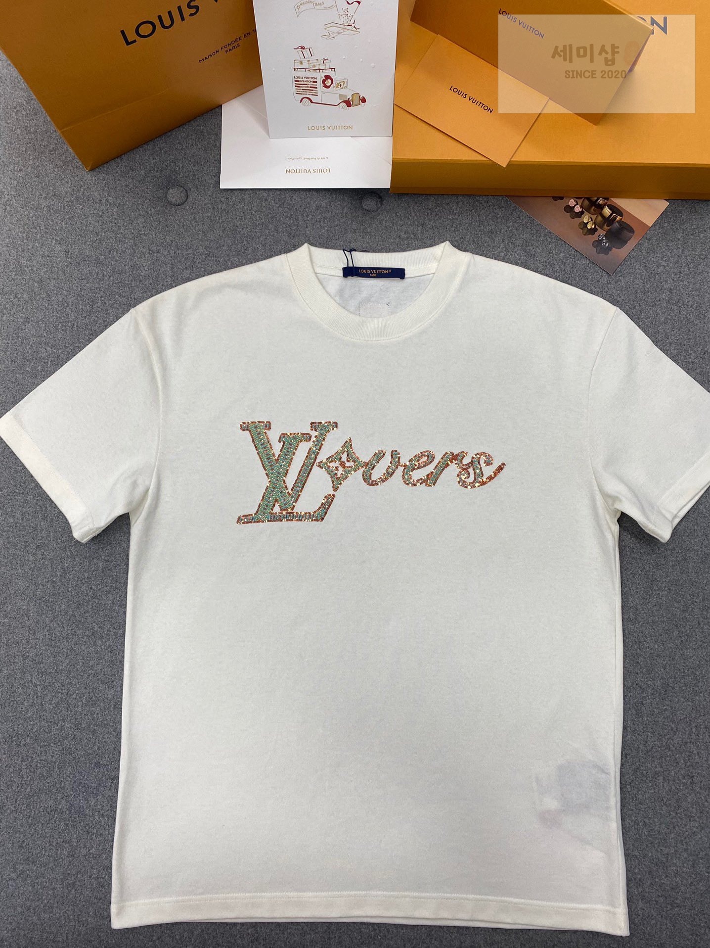 Louis Vuitton 루이비통 비즈 시퀸 LV러버스 시그니처 오가닉 코튼 레귤러핏 반팔 티셔츠 의류 4번 이미지