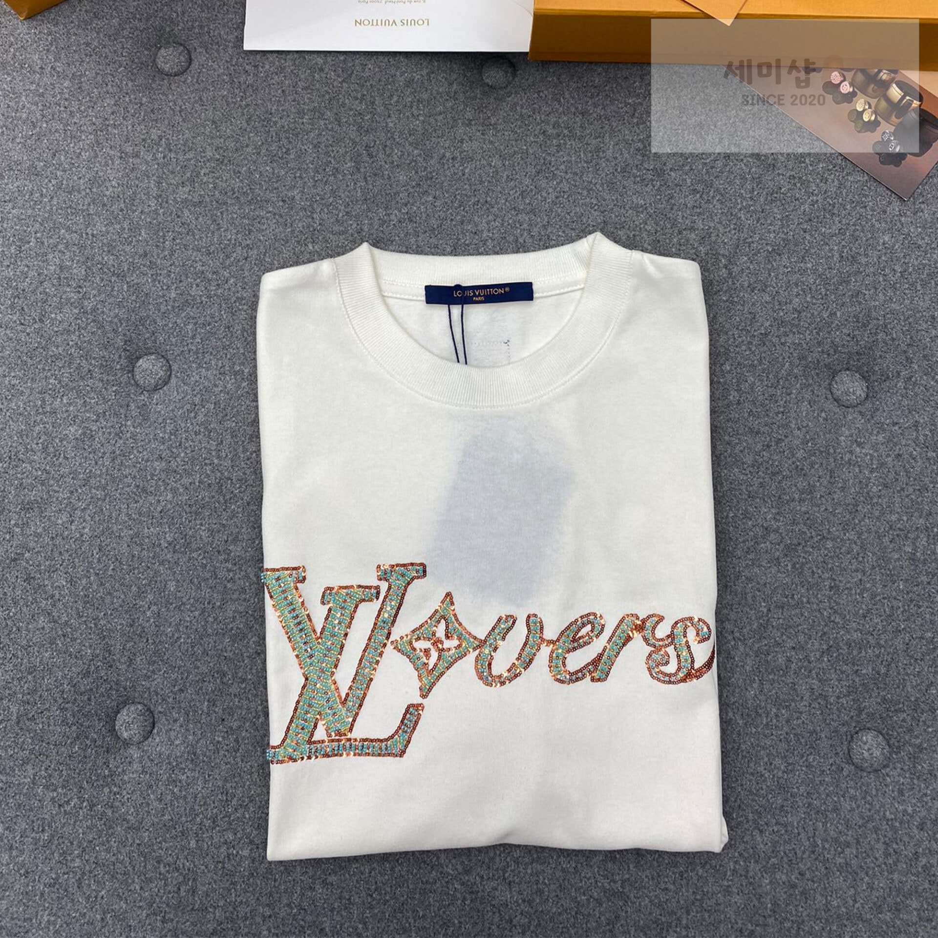 Louis Vuitton 루이비통 비즈 시퀸 LV러버스 시그니처 오가닉 코튼 레귤러핏 반팔 티셔츠 의류 1번 이미지