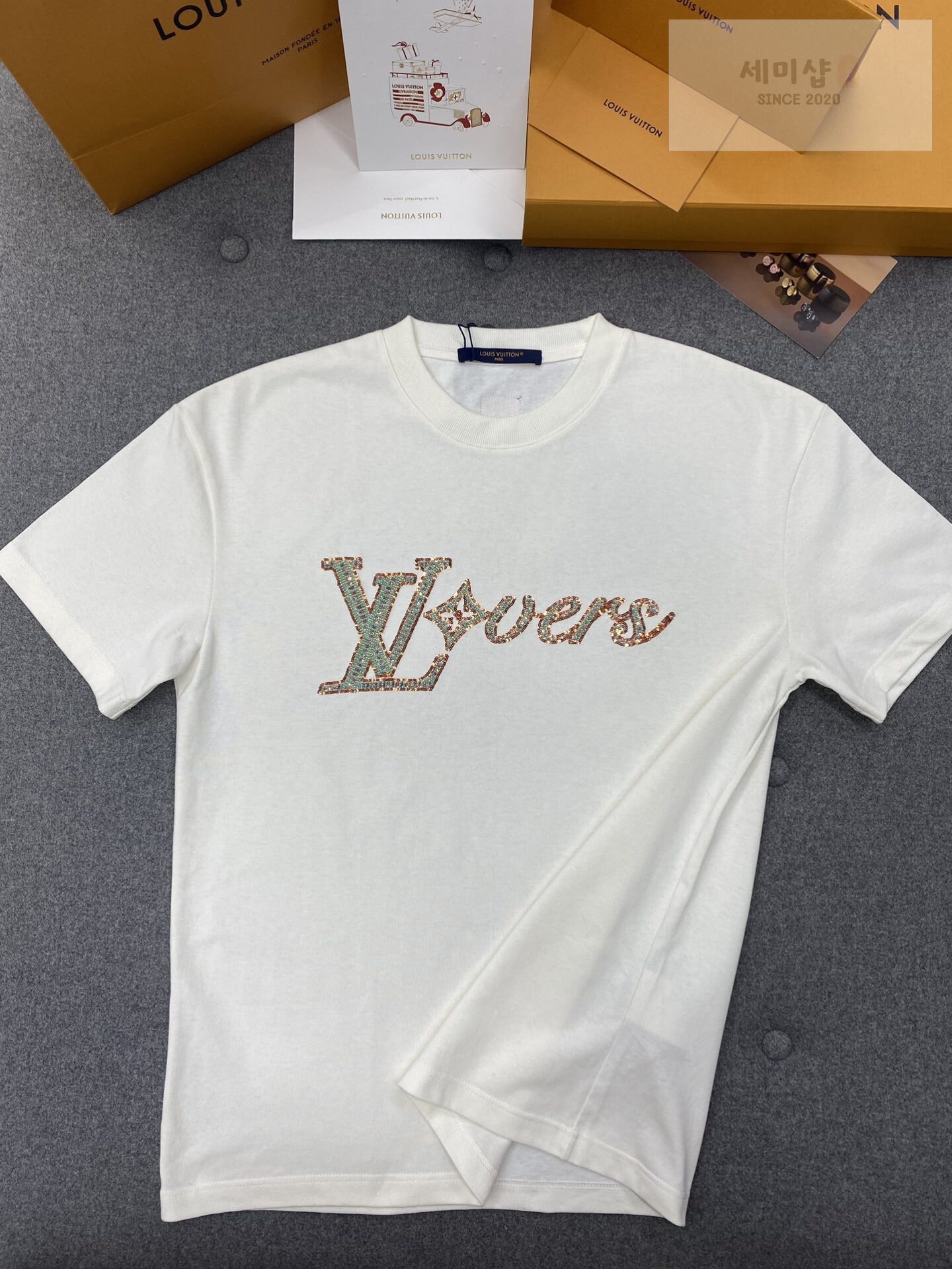 Louis Vuitton 루이비통 비즈 시퀸 LV러버스 시그니처 오가닉 코튼 레귤러핏 반팔 티셔츠 의류 15번 이미지