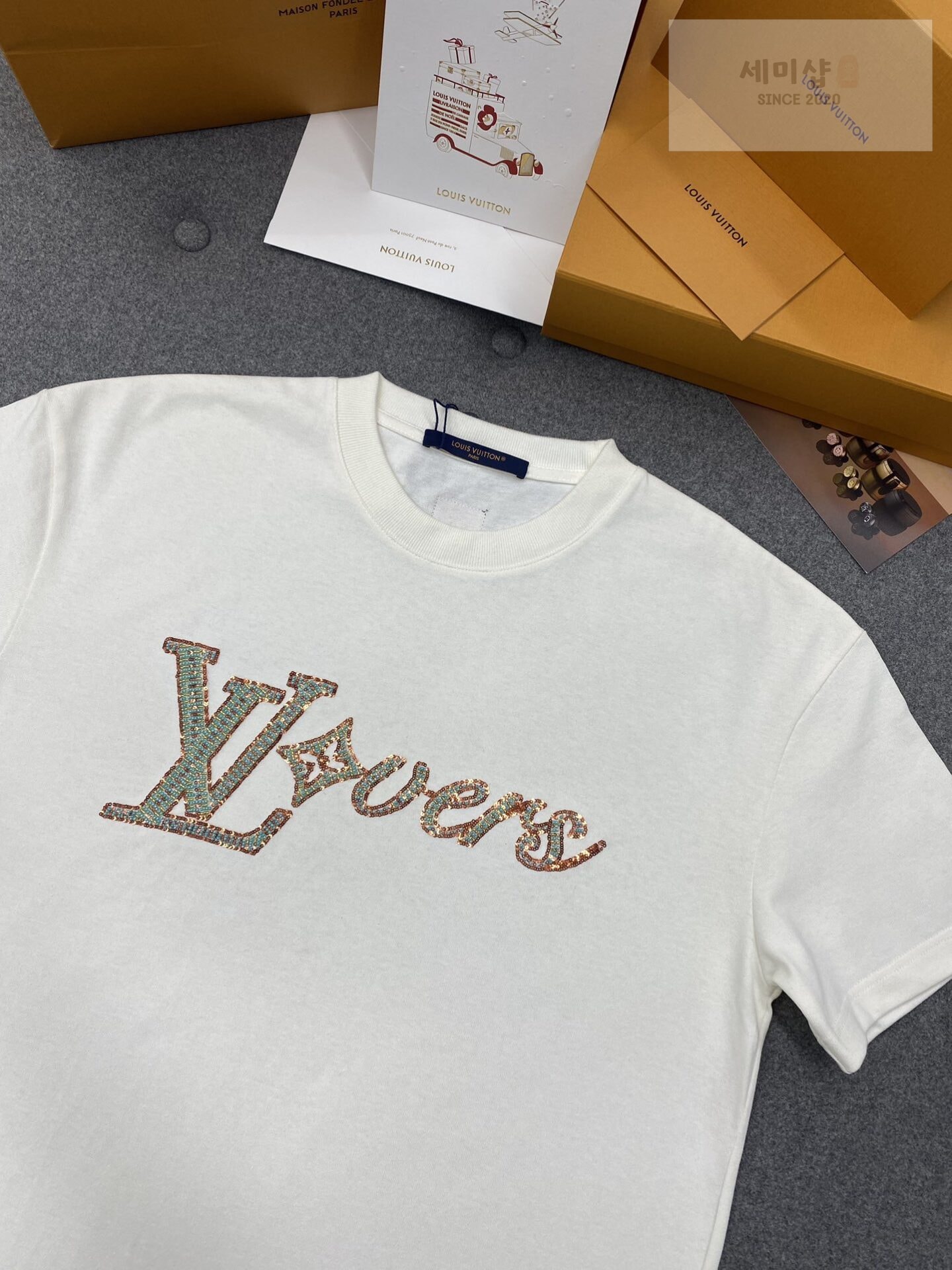 Louis Vuitton 루이비통 비즈 시퀸 LV러버스 시그니처 오가닉 코튼 레귤러핏 반팔 티셔츠 의류 12번 이미지