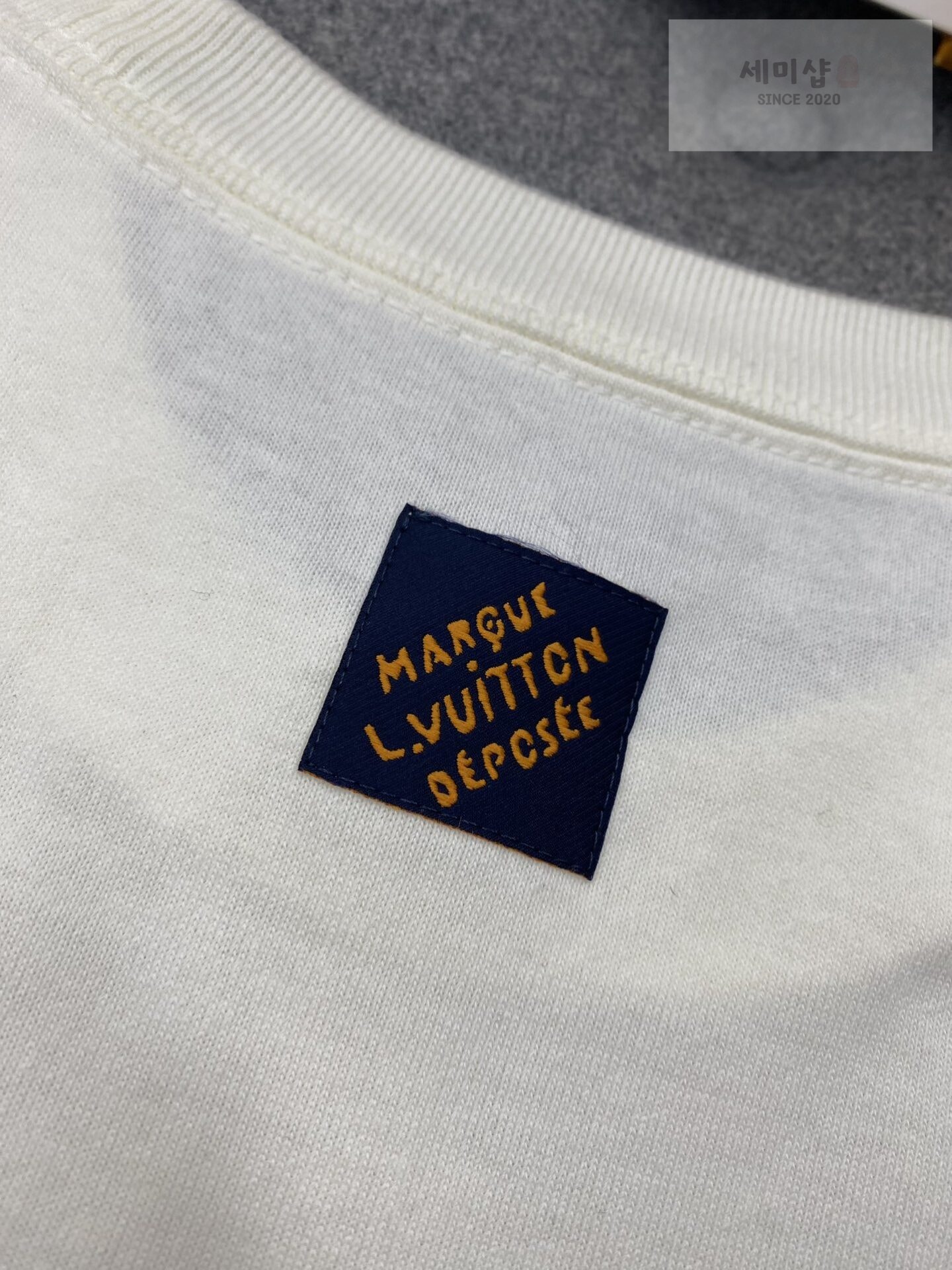 Louis Vuitton 루이비통 비즈 시퀸 LV러버스 시그니처 오가닉 코튼 레귤러핏 반팔 티셔츠 의류 8번 이미지
