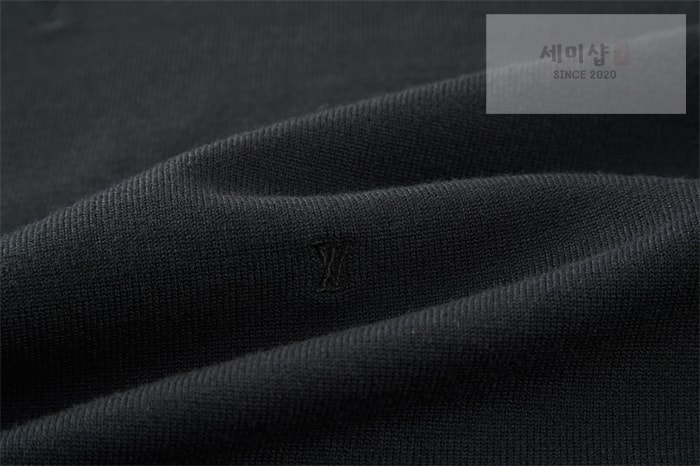 Louis Vuitton 루이비통 스몰 LV 엠브로이더드 크루넥 의류 8번 이미지
