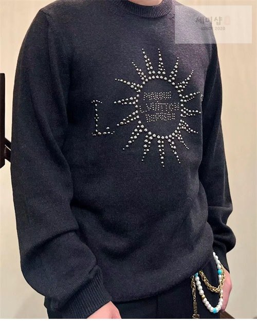 Louis Vuitton 루이비통 스터드LV 엠벨리시드 롱 슬리브드 메리노 울 크루넥 의류 14번 이미지